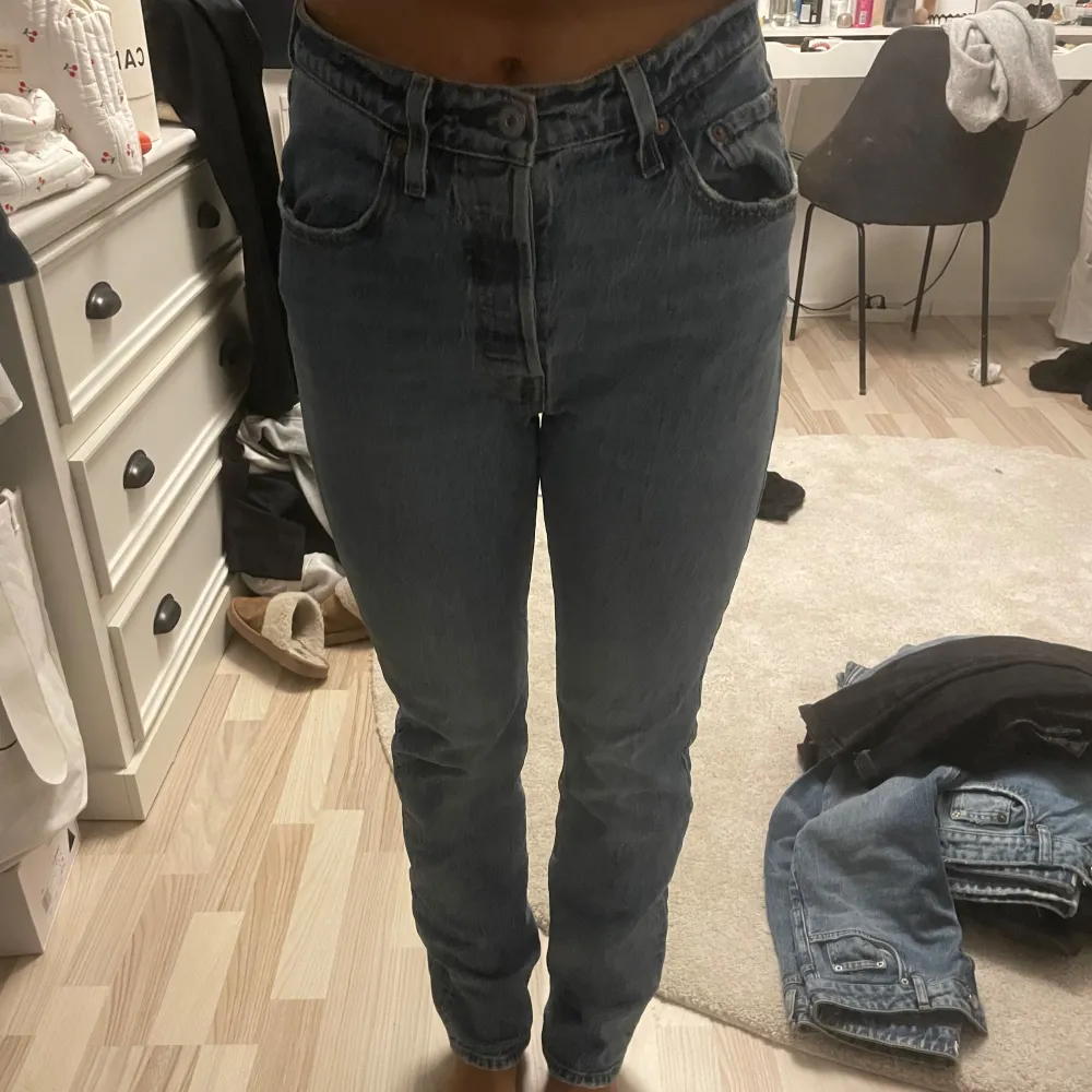 Säljer ett par klassiska Levi's 501 jeans i blå denim. ☺️ De är högmidjade och har en straight passform, säljer pgr av att det ej är min stil och lite små! Men jätte fina 🥰. Jeans & Byxor.