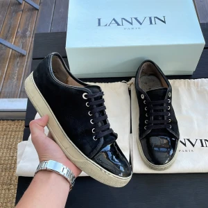 Lanvin - Säljer dessa extremt feta lanvin cap toe i size uk8 vilket motsvarar 42-43 men passar större! Skick 8/10. Kan gå ner i pris vid snabb affär. Hör av dig vid minsta fundering!💯