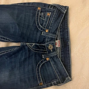 bootcut jeans från True Religion - Lågmidjade bootcut jeans från true religion. W24 passar xs/xxs