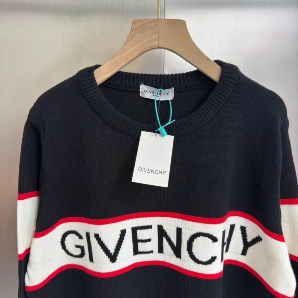 Väldigt snygg Givenchy tröja. Oanvänt, håller dig varmt, perfekt skick. Alla storlekar är inne nu. Tröjor & Koftor.