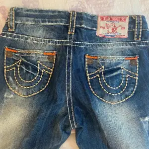 Säljer ett par snygga blå jeans från True Religion i bra skick. Strl är S/34