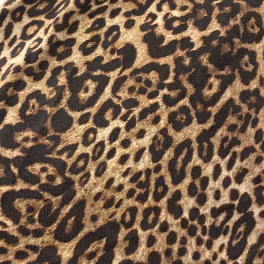 Säljer en snygg leopardmönstrad ärmlös topp från Zara i storlek S. Perfekt för en utekväll eller när du vill sticka ut lite extra. Toppen är i mycket bra skick och har en tight passform som framhäver figuren. Materialet känns mjukt och bekvämt mot huden. Jag köpte den från Zara här om dagen och när jag kom hem hade jag redan en likadan hemma. Det är inget fel på den alltså inga hål m.m.. Toppar.