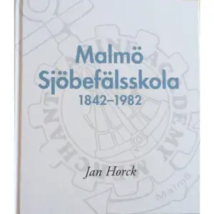 Är du historiskt intresserad? Ligger Malmös historia dig varmt om hjärtat? Vill du få en inblick i utbildning och i synnerhet hur fartygsbefälbefäl har skolats? Ja, då är denna bok säkert något för dig. Författarna har försökt att ge en bild av fartygsbefälsutbildningen i Malmö från det att staten tog över ansvaret tills att skolan lades ned och World Maritime University övertog lokalerna. Utbildningen har satts i relation till de förutsättningar som staten gett rederiverksamheten. Staten har inte alltid varit lika positiv och intresserad av sjöfartens betydelse för att ge landet ett visst oberoende. Så ej heller Malmö stad som lagt ner ansenliga summor både för att få och för att få behålla nautisk utbildning i staden. Politiska åsikts- ändringar och ekonomiska förutsättningar har direkt berört utbildningen på olika sätt. Men trots dessa olägenheter har slutresultatet varit gott från skolan i Malmö. Behovet och kanske också det allmännas önskan att minnas tiden då sjöfarten spelade en stor roll i landet och för staden har alltmer hamnat i kölvattnet. Förutsättningarna för framgångsrik verksamhet till sjöss är god utbildning av verksamhetsutövarna. Var finns minnen från skolningen av sjöbefäl i Malmö? Tyvärr saknas en del av skolans föremål. Ingen bryr sig. Föga intresse föreligger att erinra och med det viljan att bibringa kommande generationer en förståelse för ursprunget till dagens utbildning. Boken är ett försök att sprida kunskap om utbildningen av fartygsbefäl i Malmö 1842–1982 och i ord ge läsare en minnesbild av deras och eventuella anfäders Alma Mater.    Format Inbunden   Språk Svenska   Utgivningsdatum 2016-09-20   ISBN 9789186687380  