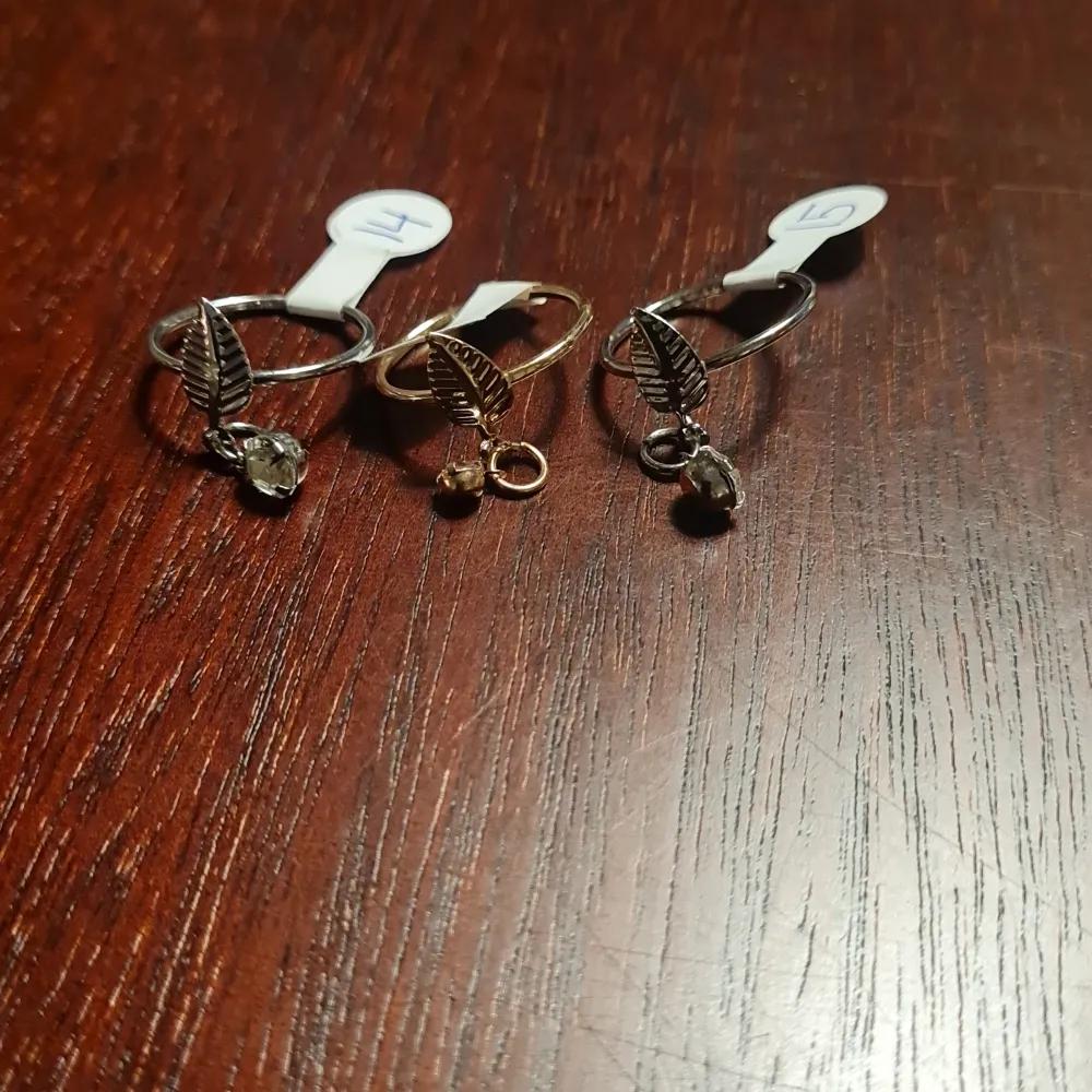 Säljer ett set med stilrena justerbara ringar i både silver och guld. Några av ringarna har fina lövdetaljer och små hängande stenar. Perfekta för att mixa och matcha till olika outfits. Passar alla storlekar tack vare den justerbara designen. Perfekt för både vardag och fest! Storlek: 7,8,9,10,11,12,14,15,16,17 Pris: 40:-/Styck . Asusteet.