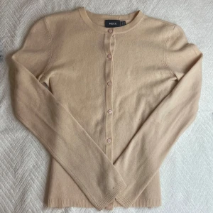 Rosa kashmir kofta  - Säljer en supermjuk och lyxig beige kofta från Mexx i 100% kashmir. Perfekt för kyliga dagar med sin långärmade design och knappar framtill. Storlek XS 💗