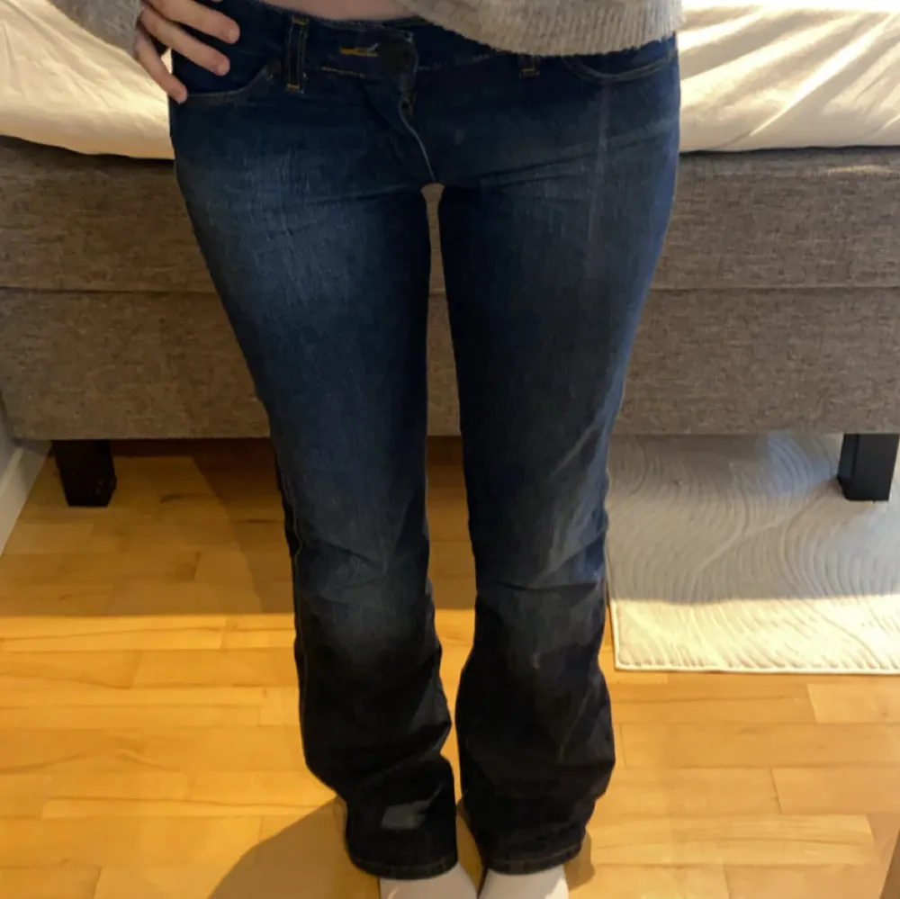 Säljer mina favorit jeans då dom blivit lite små💗dom är från wrangler i modellen ”megan” och i stl w25 L32. Dom är lite slitna längst ner men inget som syns på💗. Jeans & Byxor.