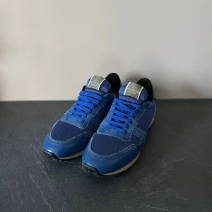 Blå sneakers från Valentino - Säljer mina rockrunners som är i storlek 42 men passar upp till 43. Skick 9,5/10. Färgen är eftertraktad och svåra att få tag på. Nypris runt 6 tusen. Mitt pris 2700. 