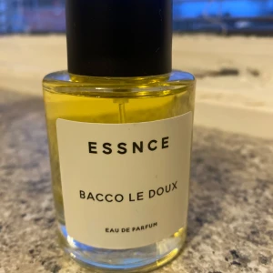 Essnce Bacco Le Doux Eau de Parfum - Säljer en flaska Essnce Bacco Le Doux Eau de Parfum. Doften har toppnoter av tobaksblad och kryddor, hjärtnoter av vanilj, kakao, tonkaböna och tobacco blossom, samt basnoter av torkad frukt och trä. Tillhör doftfamiljen Amber Spicy. Flaskan är stilren och genomskinlig med en svart kork. Flaskan innehåller 50ml, aldrig använt