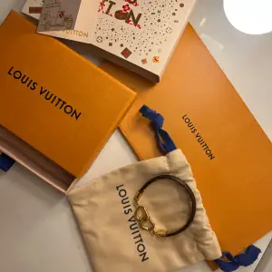 Säljer mitt ”Say yes” armband från Louis Vuitton i mycket bra skick. Armbandet är i klassiska LV printen i brunt och detaljerna i guld .Kommer med originalförpackning och dustbag. Använt väldigt fåtal gånger så i mycket bra skick