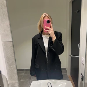 Svart kavaj - Säljer denna svarta oversize kavaj/blazer i storlek 36 från NA-KD. Säljer för 150kr!!
