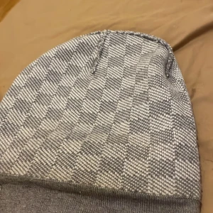 Randig mössa - Jag säljer en grå randigt mössa 