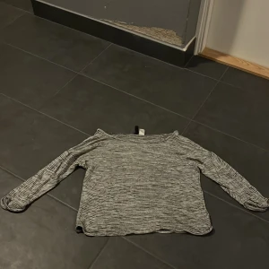 Gråmelerad tröja från H&M Divided - Säljer en gråmelerad tröja från H&M Divided i storlek XS. Tröjan har en avslappnad passform och är perfekt för vardagsbruk. Den är långärmad och gjord i ett mjukt material som känns skönt mot huden. Perfekt för höst och vår! Har ett pyttelitet hål vid magen som går lätt att sy igen!