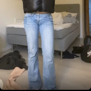 Lågmidjade ljusa jeans  - Superfina lågmidjade ljusa jeans💕midjemått ca 38 cm och innerbenslängd ca 82 cm🥰hål på insidan av midjan så man ska kunna dra igenom snöre men inget som synts utåt:) något slitna längst ner som syns på bild 2:)