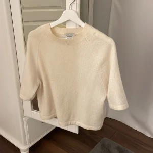 Vit tröja från & Other Stories - Säljer en superfin vit tröja från & Other Stories i storlek XS. Den är i ett mjukt material och har trekvartsärmar, perfekt för både vår och höst. Enkel och stilren design som passar till allt! 
