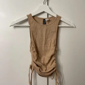 Beige ribbad linnetopp från Divided - Endast testad.