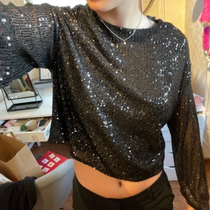 Svart glittrig tröja - Säljer en superfin svart glittrig tröja som är perfekt för fest!  Aldrig använd så i nyskick!✨