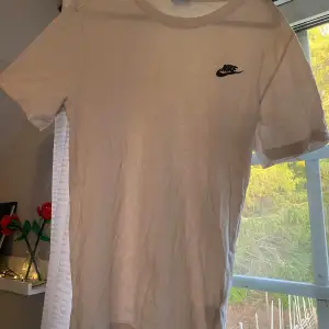 Säljer en beige t-shirt från Nike i storlek S. Den har en liten svart Nike-logga på bröstet och är gjord i mjuk bomull. är i ett bra skick samt använd ett fåtal gånger!🌟