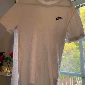beige t-shirt från Nike - Säljer en beige t-shirt från Nike i storlek S. Den har en liten svart Nike-logga på bröstet och är gjord i mjuk bomull. är i ett bra skick samt använd ett fåtal gånger!🌟