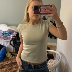 Beige/khaki kortärmad topp zara - Perfekt för vardagsbruk eller att styla upp med accessoarer. Älskar denna! Går att ha uppvikt eller så som den är🫧🫧🫧 i storlek M men passar mig som är xs/s