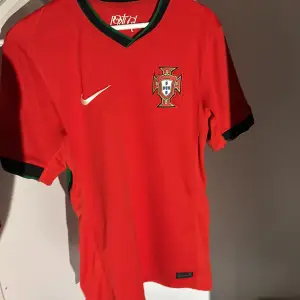 Säljer en äkta Portugal fotbollströja. Passar storlek s och m. Denna t-shirts värde ökar hela tiden då det är ronaldos sista em.  Tröjan har ett broderat landslagsemblem på bröstet och 'Ronaldo 7' tryckt på ryggen. 10/10 skick då den endast använts en gång.