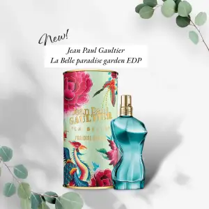 Säljer en Jean Paul Gaultier La Belle Paradise Garden EDP i en snygg flaska formad som en kvinnokropp. Flaskan är turkos och kommer i en färgglad förpackning med blommor och fåglar. Perfekt för dig som älskar unika och exotiska dofter! Flaskan är 30 ml. Köpt för 870:-