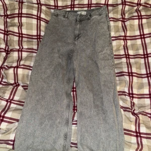 Grå jeansbyxor - Säljer ett par grå jeansbyxor i mycket bra skick. De har en loose passform och är högmidjade, vilket gör dem superbekväma och trendiga. Perfekta för både vardag och fest! 🖤