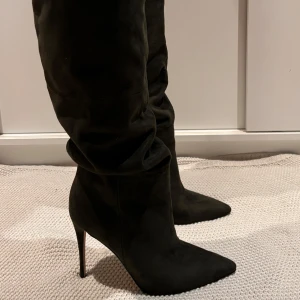 Gröna boots med spetsig tå - Gröna stövletter/boots i mocka med hög klack och spetsig tå från Steve Madden. Storlek 40. Skorna är i mycket bra skick. 