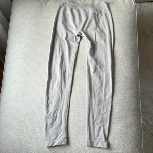 Grå leggings från Relode - Säljer ett par grå leggings från Relode i bra skick. Finns några enstaka väääldigt små prickar som endast syns om du riktigt letar😊 De är högmidjade och har en snygg rynkdetalj bak. Perfekta för både träning och vardag. Superbekväma och stretchiga! Passar s/m.