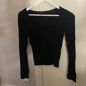 Svart långärmad topp från Gina Tricot - Säljer en svart långärmad topp från Gina Tricot i storlek S. Den har en tight passform och slits längst ner i i ärmarna. Mycket bra skick och säljer pga rensning💕💕