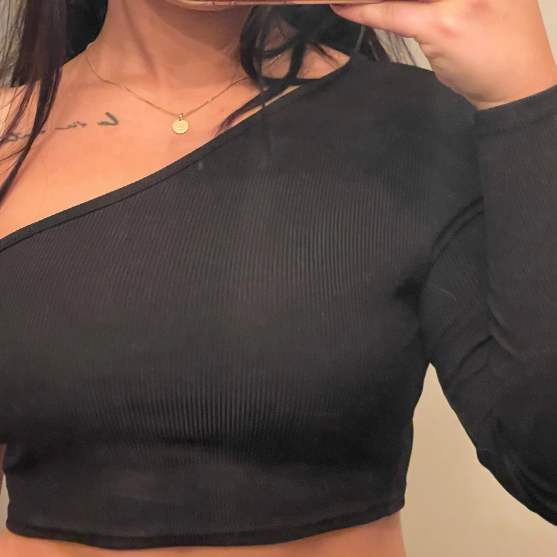 Svart oneshoulder topp