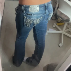 Miss me jeans - Supersnygga vintage miss me’s som inte kommer till användning, kontakta mig ang mått om du är intresserad! Det står att jeansen är mid-Rise men skulle själv säga att dom är low-Rise 