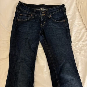 Mörkblå jeans från Lee - Jättefina jeans från Lee som tyvärr inte kommer till användning. Sparsamt använda och har inga slitage 🩷