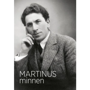 Martinus minnen (häftad) - Martinus egen berättelse om sin barndom och uppväxt och om de händelser som ledde fram till hans verksamhet som författare och introduktör av den kosmiska världsbilden. Boken illustreras av många bilder från Martinus liv och resor. I en efterskrift ger Tage Buch en bild av människan Martinus och utvecklingen av arbetet under senare år.Som trettioåring hade Martinus en djupgående andlig upplevelse, som totalt förändrade hans liv och satte honom i stånd att skapa den världsbild som har gjort hans namn känt i många länder. I sina böcker åskådliggör Martinus med hjälp av en rad vackra, färglagda symboler hur hela världsalltet utgör ett stort medvetande som omfattar allt existerande liv. Genom en lång rad ”kosmiska analyser” påvisar han hur detta allomfattande levande universum vilar på mycket bestämda orubbliga kosmiska lagar och principer.Enligt Martinus utvecklar sig jorden nu fram emot en ny andlig guldålder. Han hävdar att en ny kosmisk impuls, en kosmisk inspirationskraft, strålar in över vår planet och kommer att medföra en förvandling som inte ens den vildaste fantasi förmår föreställa sig.  Martinus säger själv om sin andliga upplevelse i företalet till Livets Bog (Livets bok): … hos mig hade utlösts helt nya sinnesförmågor, förmågor som satte mig i stånd att – inte glimtvis, utan i ett tillstånd av permanent vaket dagsmedvetande – skåda alla de bakom den fysiska världen existerande bärande andliga krafterna, osynliga orsakerna, eviga världslagarna, grundenergierna och grundprinciperna. Tillvarons mysterium var därför inte längre något mysterium för mig. Denna medvetandeförändring blev utgångspunkten för ett sextio år långt författarskap, som varade ända till Martinus bortgång 1981.    Format Häftad   Omfång 190 sidor   Språk Svenska   Förlag Världsbild förlag AB   Utgivningsdatum 2012-12-05   Medverkande Sam Zinglersen   ISBN 9789185132928  