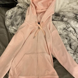 Rosa Juicy couture tröja💕 - Säljer min jätte fina juicy tröja i ljus rosa!❤️Den har en jätte fin dragtjedia fram. Den har en fin luva och två fickor på sidorna(utan dragtjedia)❤️Så skönt material!!! Säljer pågrund av storleken!
