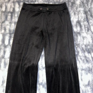 Svarta byxor från Gina Tricot - Säljer ett par svarta byxor från Gina Tricot i storlek S. De är i ett mjukt och glansigt material som ger en lyxig känsla. Perfekta för både vardag och fest! 🖤 fick i present använt en gång men för korta på mig!
