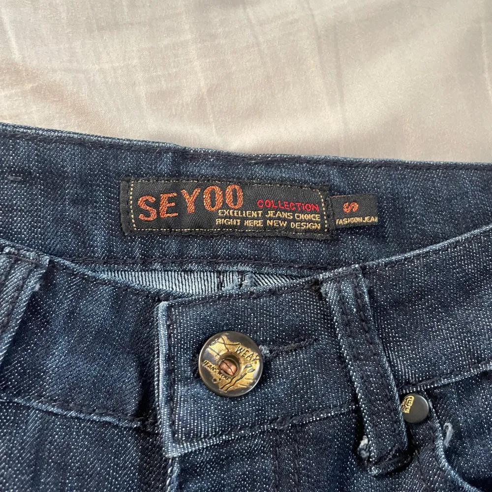 Bootcut lågmidjade jeans från Seyoo som är helt oanvända i en snygg mörkblå färg, strl S på lappen men skulle säga de är mer av en XS // midja 35cm, innerbenslängd 79, ytterbenslängd 103cm. Jeans & Byxor.