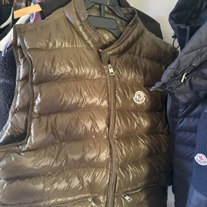 Olivgrön väst från Moncler - Säljer en snygg olivgrön dunväst från Moncler .