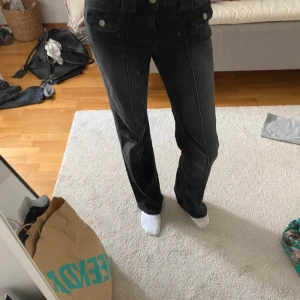 Svarta jeans från H&M Divided - Säljer ett par svarta jeans från H&M Divided i storlek 34. De är i boocut  med normal passform och låg midja  Perfekta för både vardag och fest! 🖤