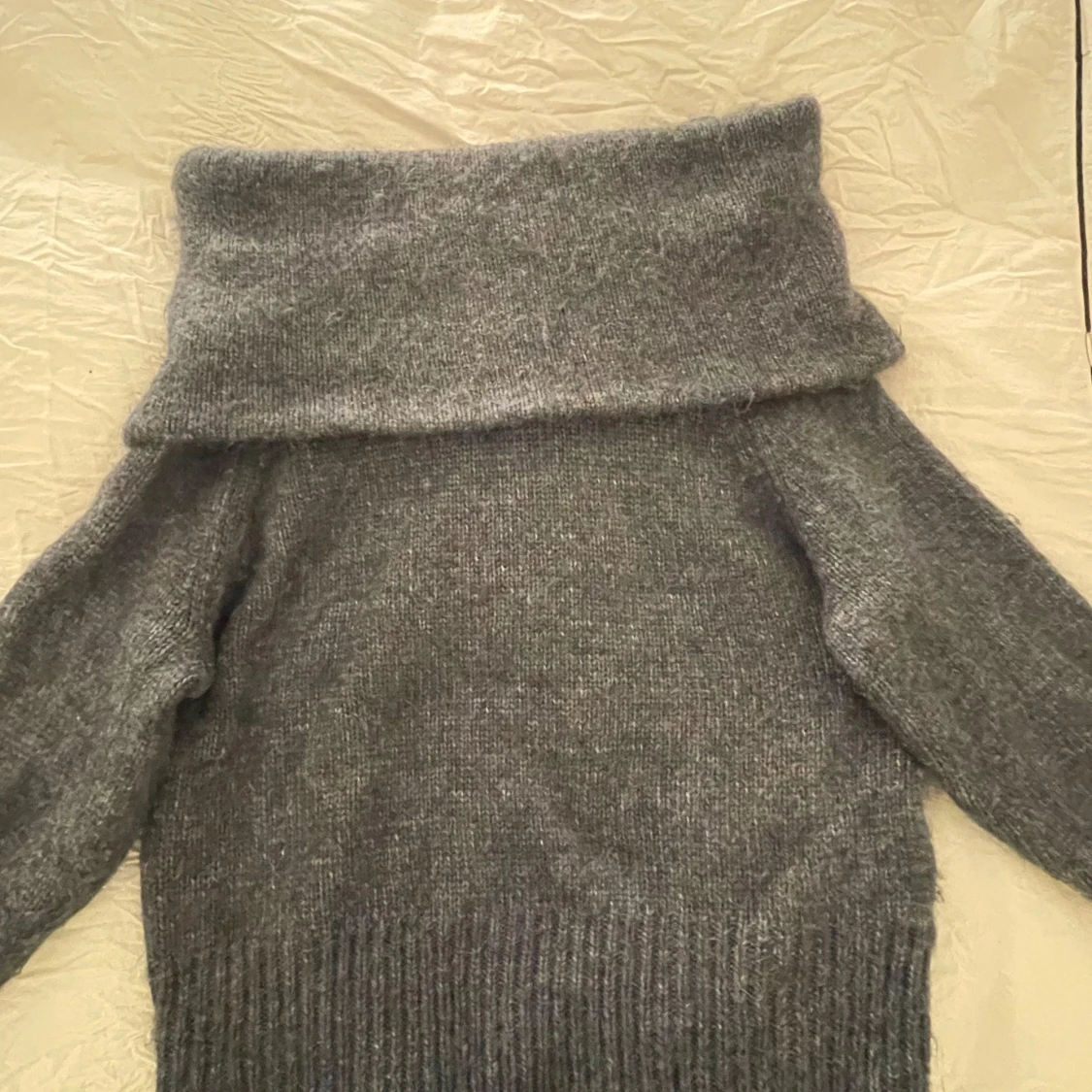 Mörkgrå stickad offshoulder tröja - 91