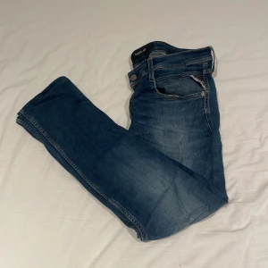 Replay jeans - Säljer ett par snygga blå jeans från Replay. De har en klassisk femficksdesign och en bekväm passform. Perfekta för både vardag och fest! 🕺(Obs det är en liten defekt på knät och vid gylfen därför priset är så lågt)