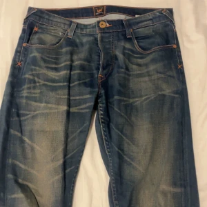 Blå jeans från Lee - Ett par sköna blå jeans från Lee. Stora fickor.