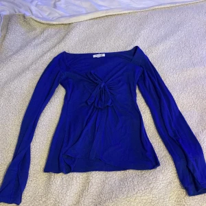 Maddy Blouse från Design By Si - Säljer min Maddy Blouse från Design By Si i storlek XS/S. Verkligen super fin och har inga tecken på användning förutom i bottnen så hänger det en tråd. Pris kan diskuteras🩷