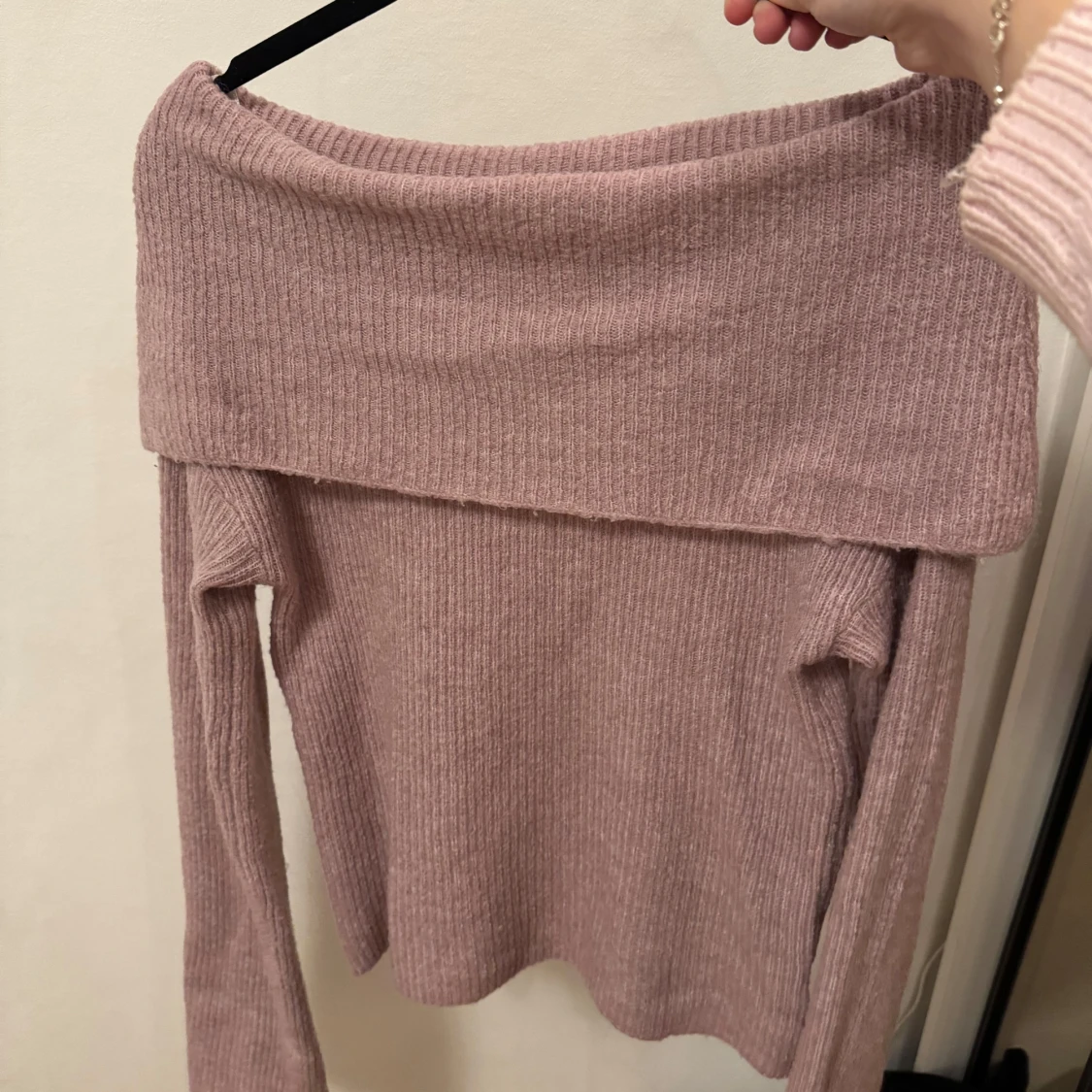 Lila/rosa off shoulder tröja från BikBok