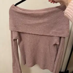 Säljer en superfin rosalila offshoulder tröja från Bik Bok i mohairblandning. Den är ribbad och har långa ärmar, perfekt för höst och vinter. Tröjan är i mycket bra skick och passar perfekt. Så mysig och stilren! 💖