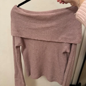 Lila/rosa off shoulder tröja från BikBok - Säljer en superfin rosalila offshoulder tröja från Bik Bok i mohairblandning. Den är ribbad och har långa ärmar, perfekt för höst och vinter. Tröjan är i mycket bra skick och passar perfekt. Så mysig och stilren! 💖