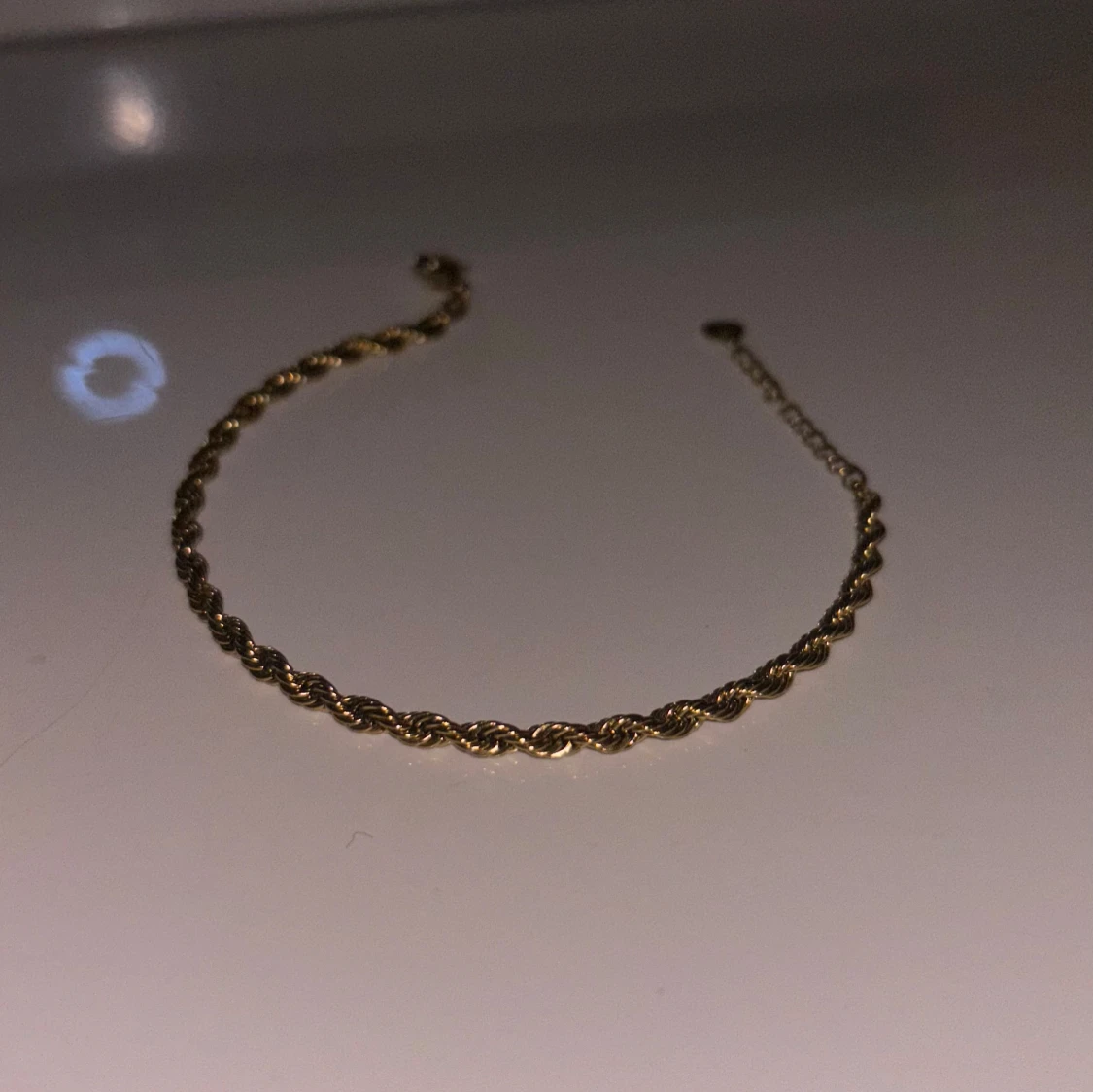 Guldarmband med tvinnad design