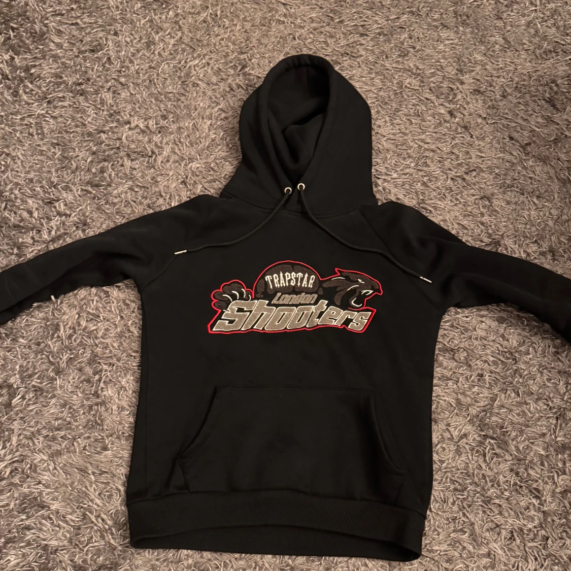 Svart hoodie och byxor från Trapstar