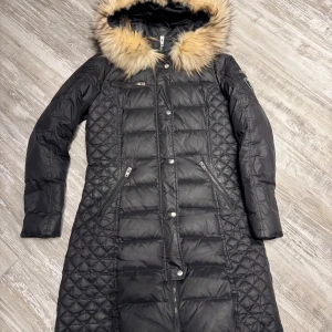 Rockandblue jacka! 38 - Säljer denna fina Rockandblue jacka str 38. Knappt använd så jätte fint skick. Man kan ta bort pälsen o luvan. Pris kan diskuteras om intresse finns. 