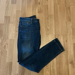 Jack o Jones jeans - Säljer ett par jack o Jones jeans som är i fint skick och bara använda ett fåtal gånger. Är i modellen Glenn så är lite mer slimmade och sitter väldigt bra på benen, finns de några funderingar eller frågor är de bara att höra av sig