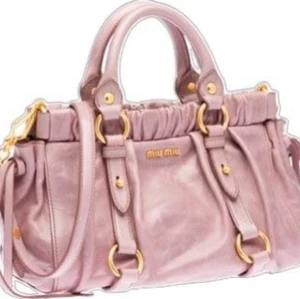 Rosa Miu Miu väska - Säljer min siper snygga miu miu väska då jag har köpt en ny. Väskan är i så bra skjck då jag knappt hann använda den. Köpt från vestaire och är äkta och kontrollerad av dem. Perfekt för både vardag och fest! 💖